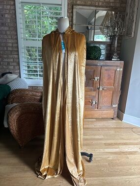 LITTLE ADVENTURES GOLD HOODED CLOAK SUPER SOFT ADULT ONE SIZE NEW WITH TAGS UK